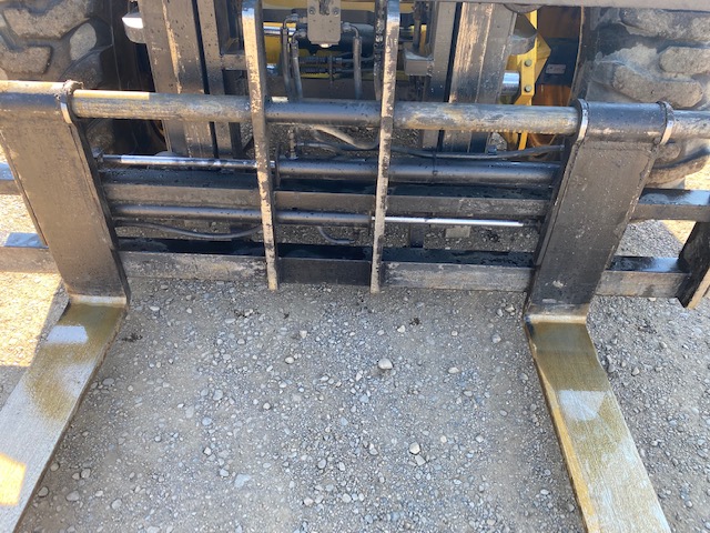 sellick forklift closeup of forks, mast, and carriage and 